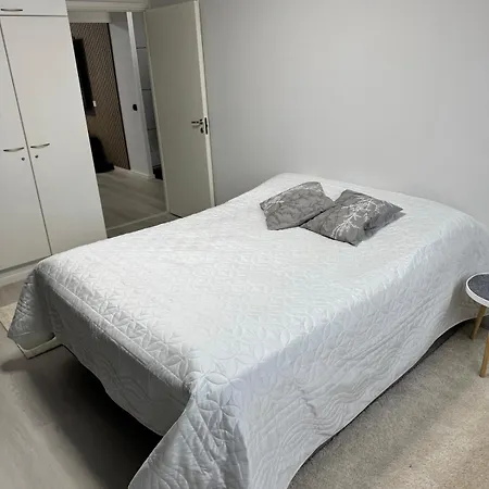 Huoneisto Cozy-15min To Airport, Free Parking Hyryla